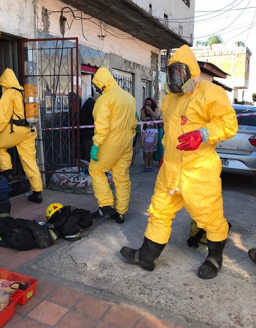 ALGUIEN SE QUITÓ LA VIDA Y LOS BOMBEROS ARRIESGARON LA SUYA