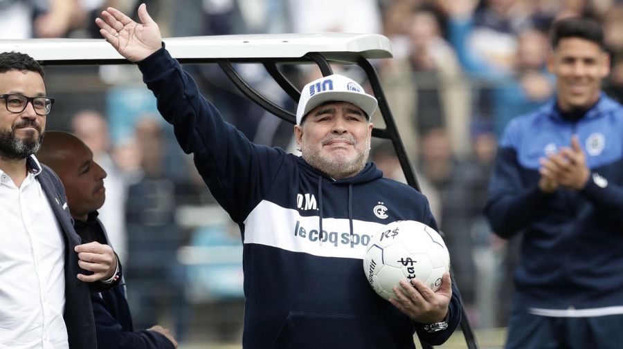DIEGO ARMANDO MARADONA: EL FÚTBOL DE LUTO