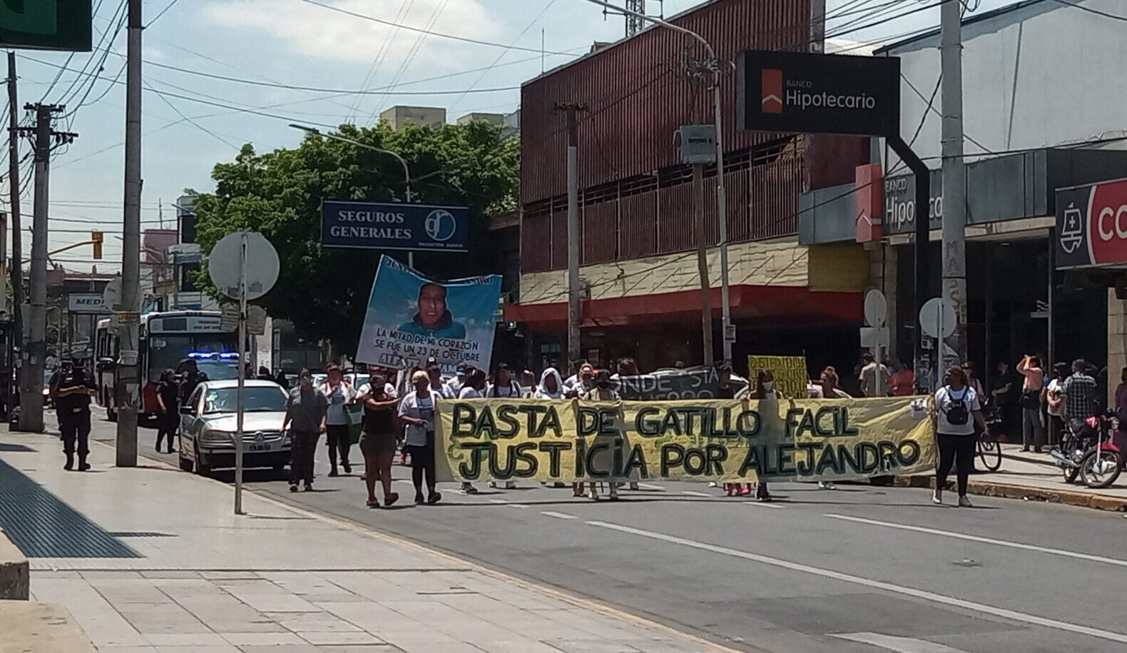 “Basta de Gatillo fácil”: Familiares de Alejandro Espíndola marcharon por el centro de San Justo.