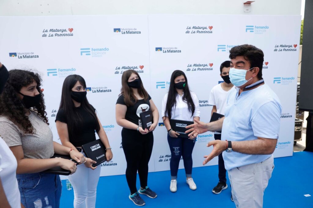 FERNANDO ESPINOZA ENTREGÓ NETBOOKS EN GONZALEZ CATÁN