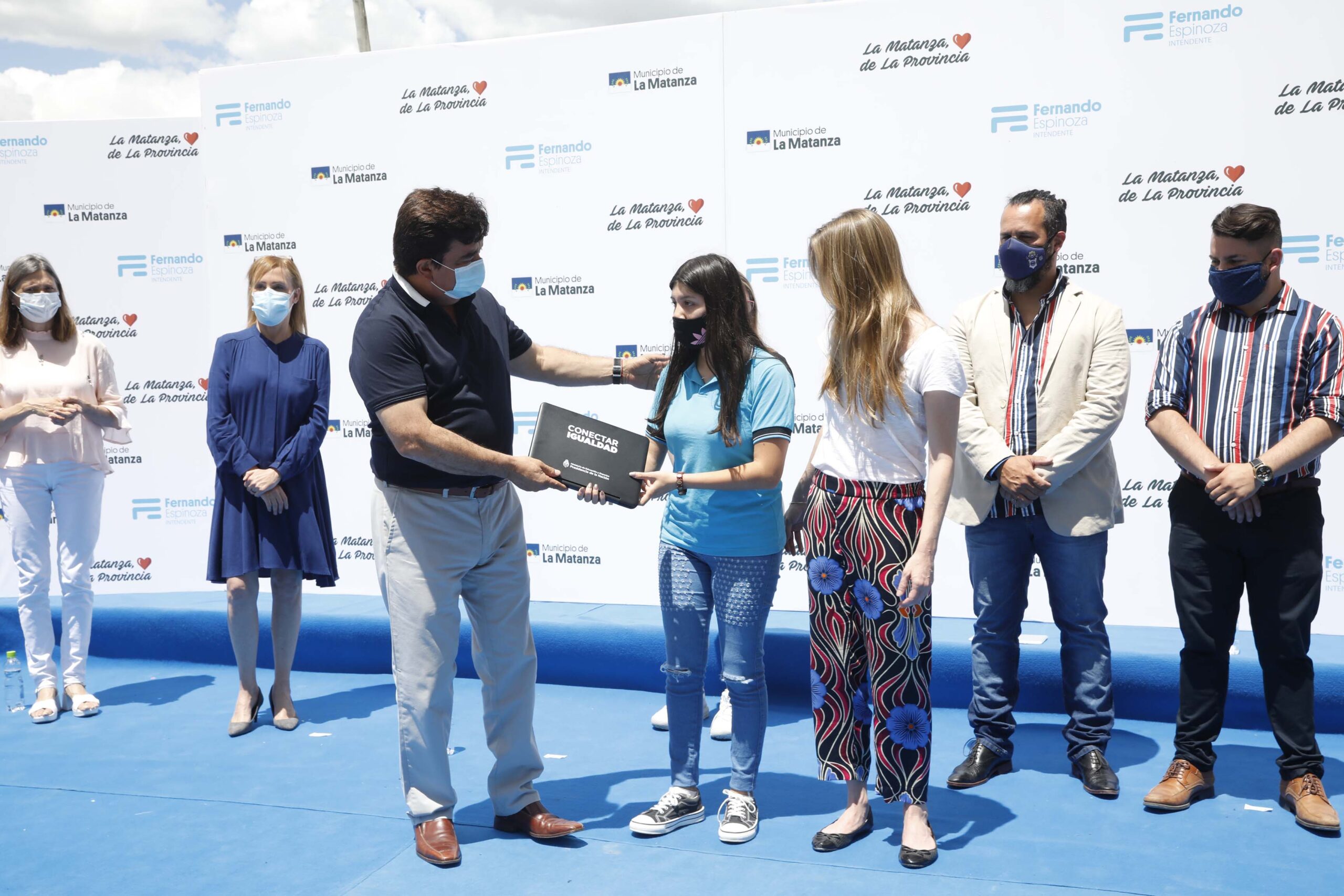 Fernando Espinoza entregó netbooks en Gregorio de Laferrere.