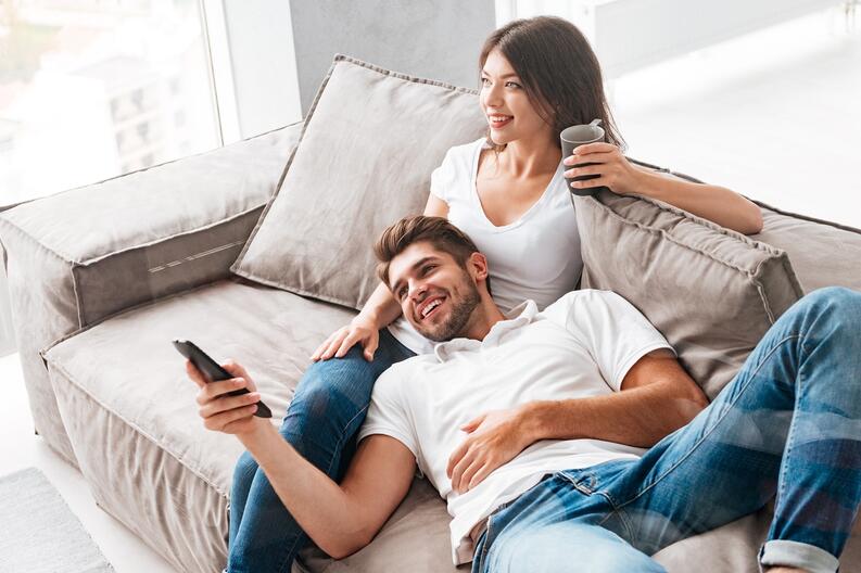 pareja_recostada_sillón viendo series y películas online