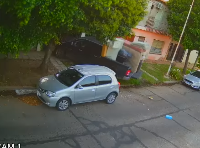 VILLA LUZURIAGA: Intento de toma de una casa (Vídeo)