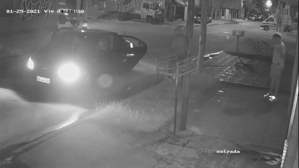 VILLA LUZURIAGA : Robo Ráfaga en la vía pública (Vídeo)