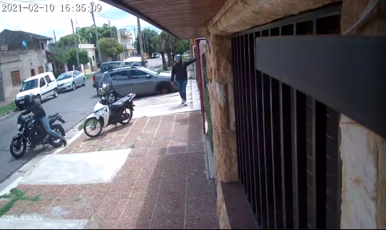 VILLA LUZURIAGA: Entró al edificio como si nada, y se robó una moto (VÍDEO)