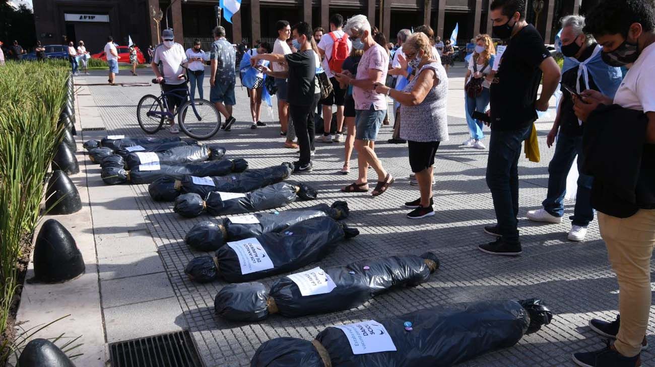 Envían a Comodoro Py la denuncia por las bolsas mortuorias en Plaza de Mayo