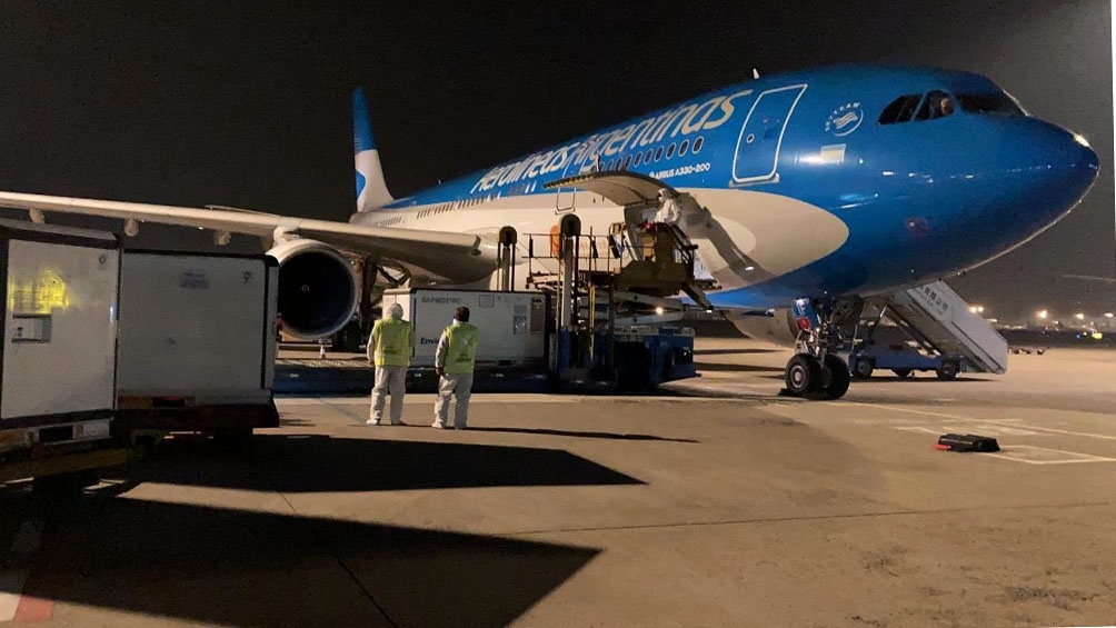 VACUNAS CONTRA COVID: Se repartiran 300.000 dosis y partió otro vuelo en busca de más