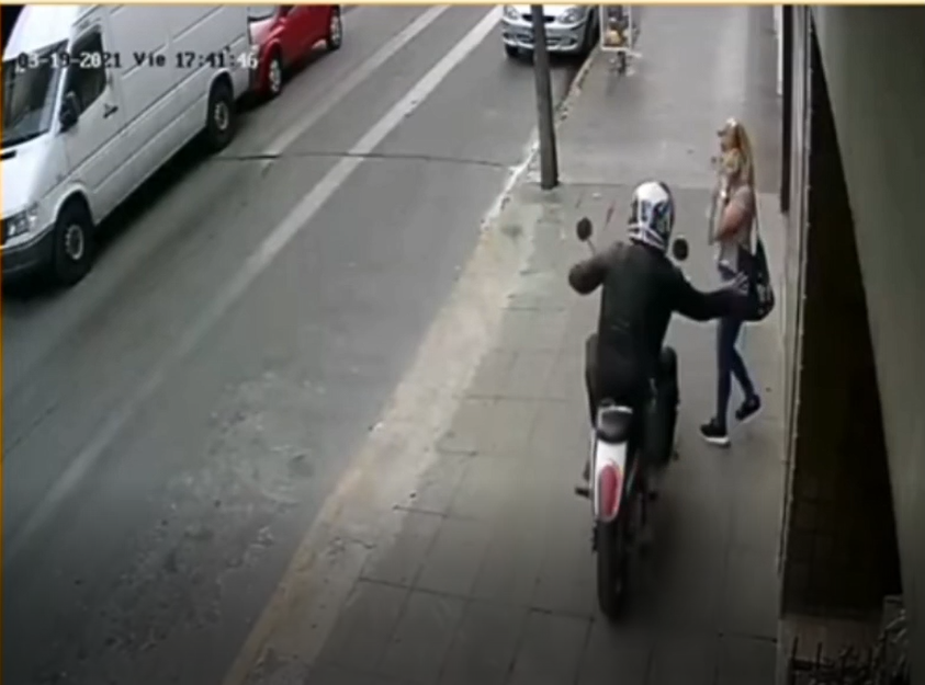 RAMOS MEJÍA: Una psicóloga fue asaltada por un motochorro y falleció de un infarto (Vídeo)