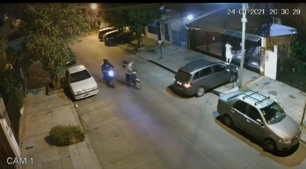 SAN JUSTO: Motochorros los sorprendieron cuando sacaban el auto (Vídeo)