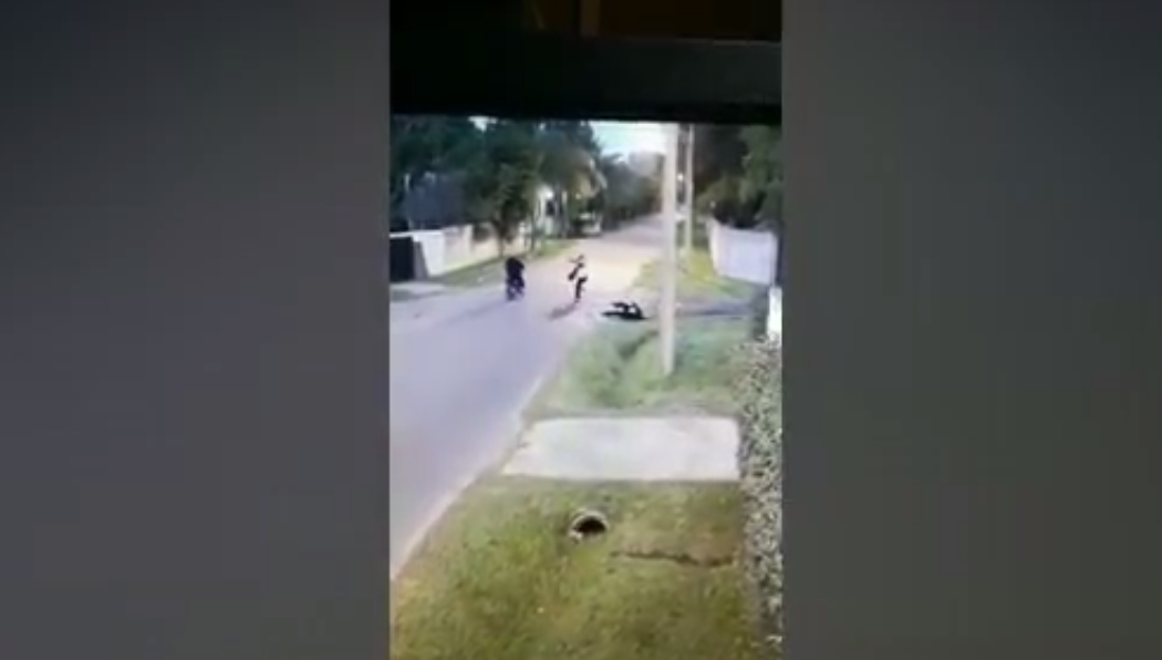 Villa Luzuriaga: Motochorros roban y golpean a mujer (Vídeo)