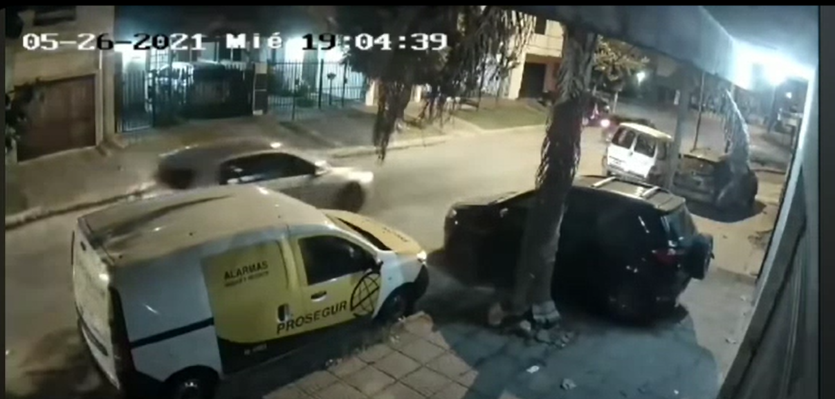 Villa Luzuriaga: Delincuentes embistieron y robaron el auto de una mujer (Vídeo)