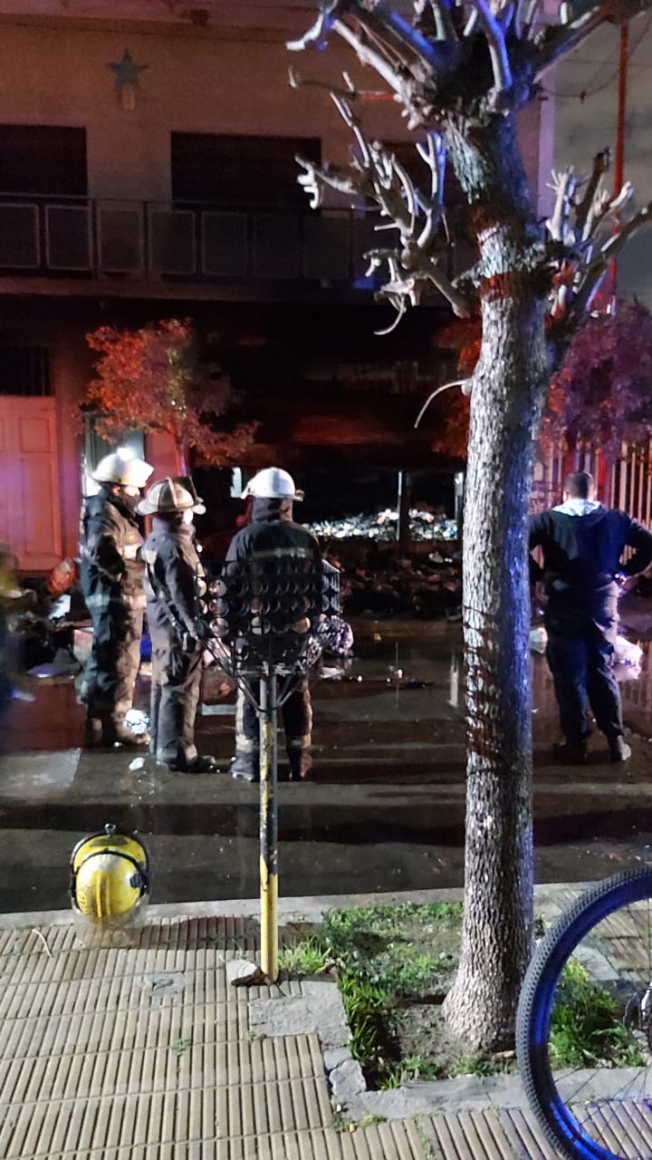 Ramos Mejía: Se prendió fuego una fábrica de pelotas deportivas