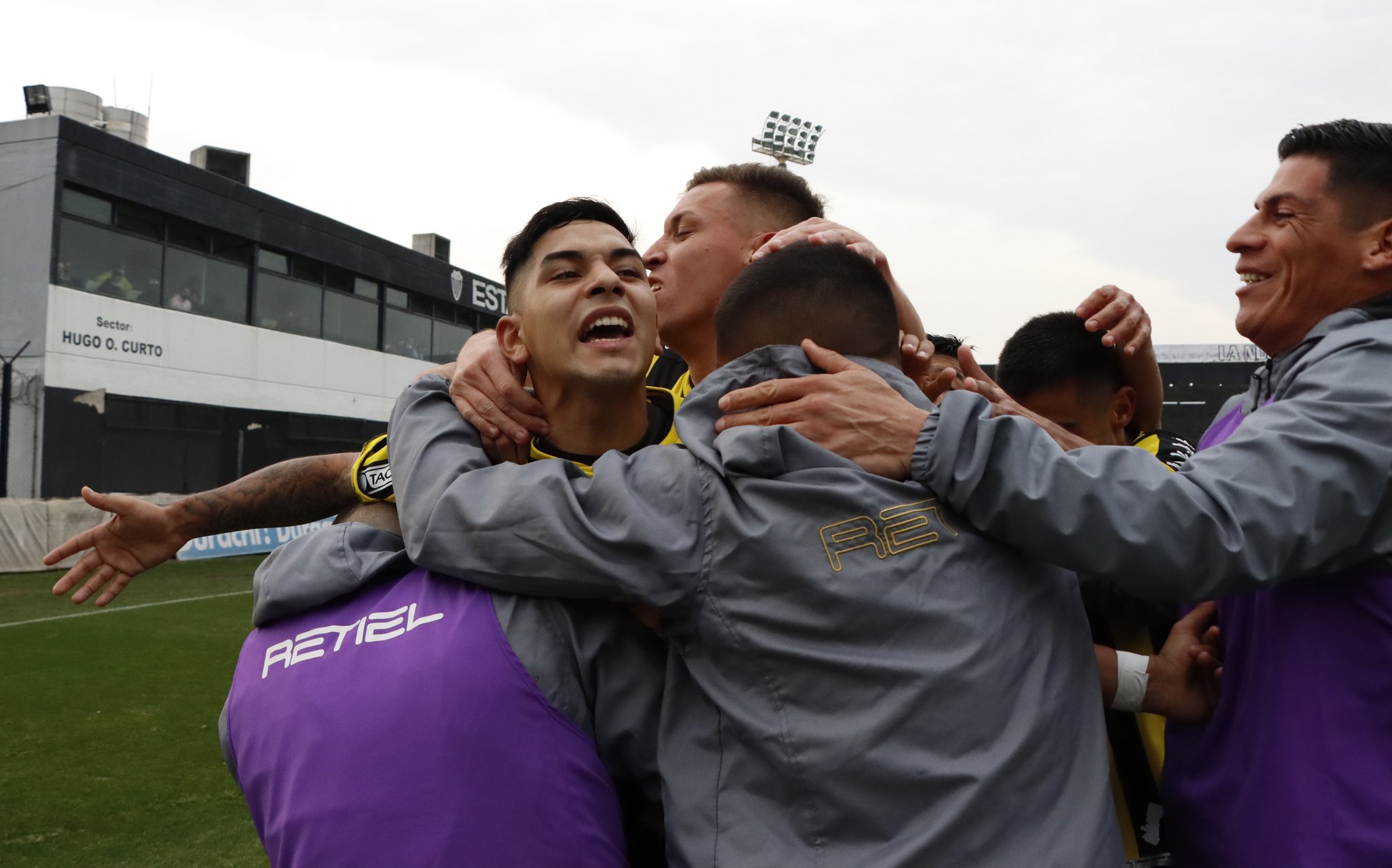 Almirante Brown le ganó a Estudiantes de Buenos Aires y se sube al primer puesto