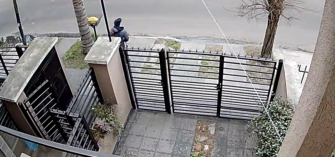 Villa Luzuriaga: Salían a trabajar, los interceptaron y les robaron la camioneta (Video)