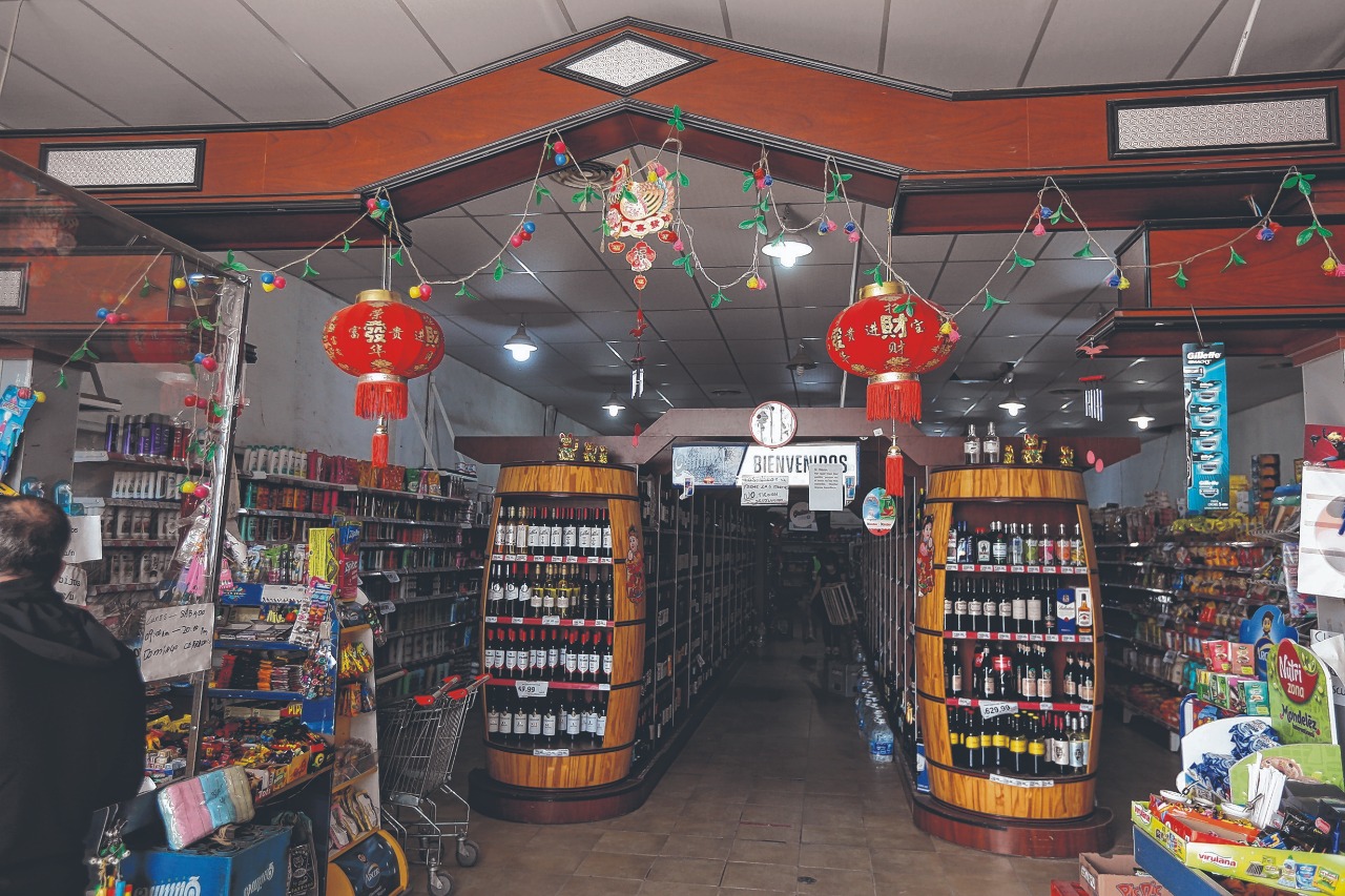 Villa Luzuriaga: Balearon a la empleada de un supermercado chino y creen que actuó la “mafia china”