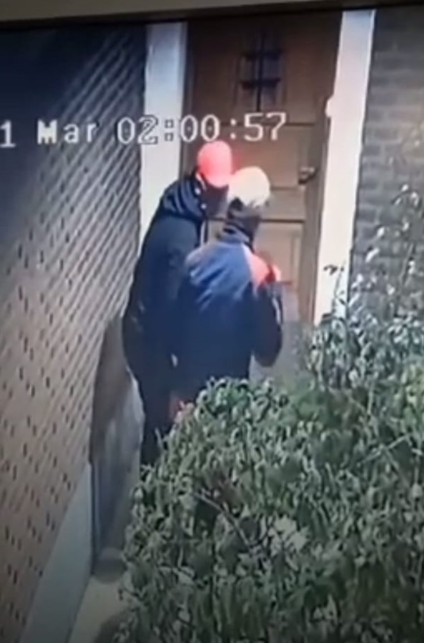 Ramos Mejía: Delincuentes quisieron entrar a una casa por la fuerza y quedó grabado