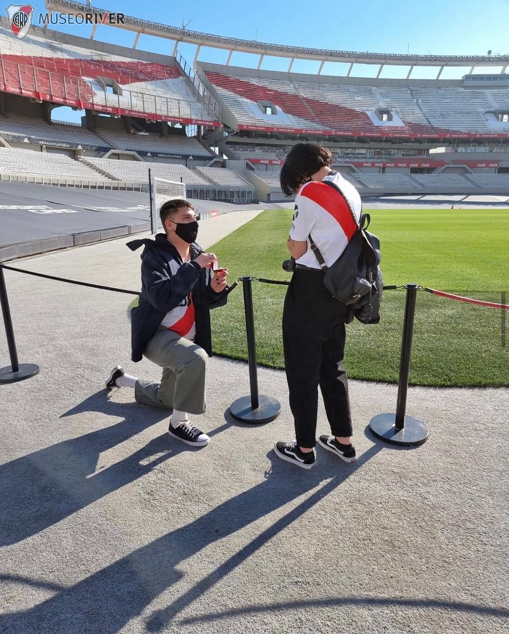 Propuesta millonaria: Le pidió casamiento a su novia en el monumental (Entrevista)