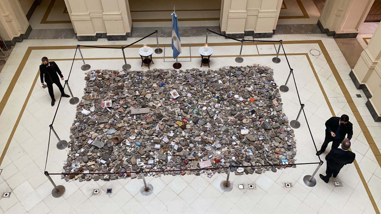# MarchaDeLasPiedras: El gobierno construirá un espacio de la memoria para los fallecidos por covid