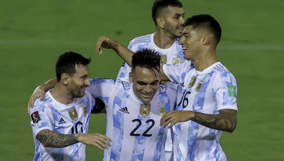 MOSTRANDO CHAPAS DE CAMPEÓN: ARGENTINA 3- VENEZUELA 1