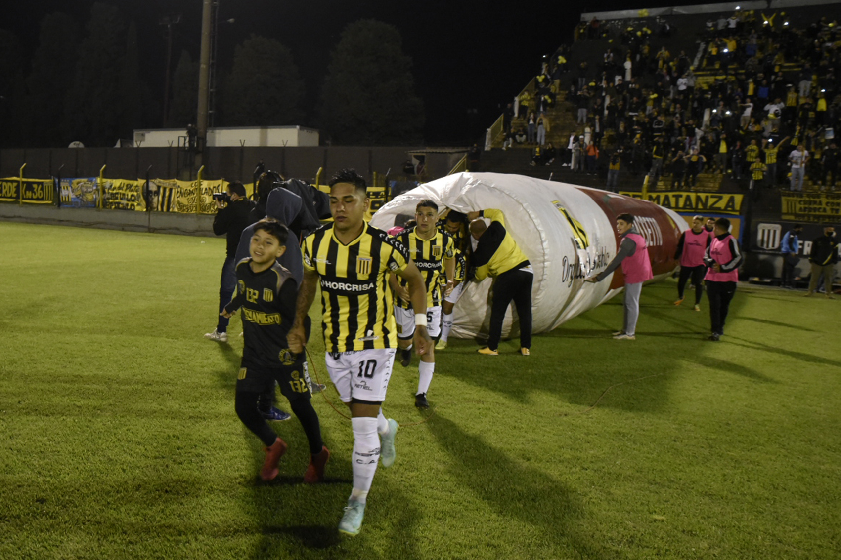 Almirante Brown enfrenta a Temperley con la obligación de mantener la ventaja en la tabla