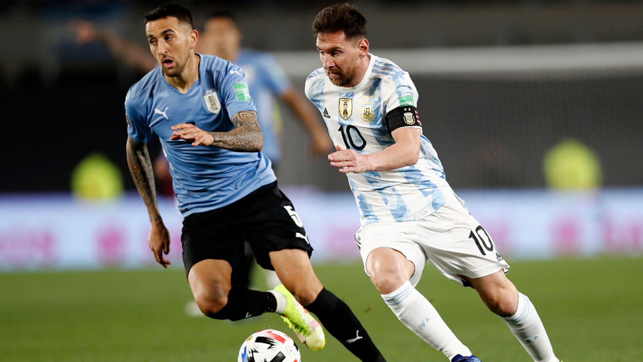 Argentina enfrenta a Uruguay y quiere acercarse más al mundial