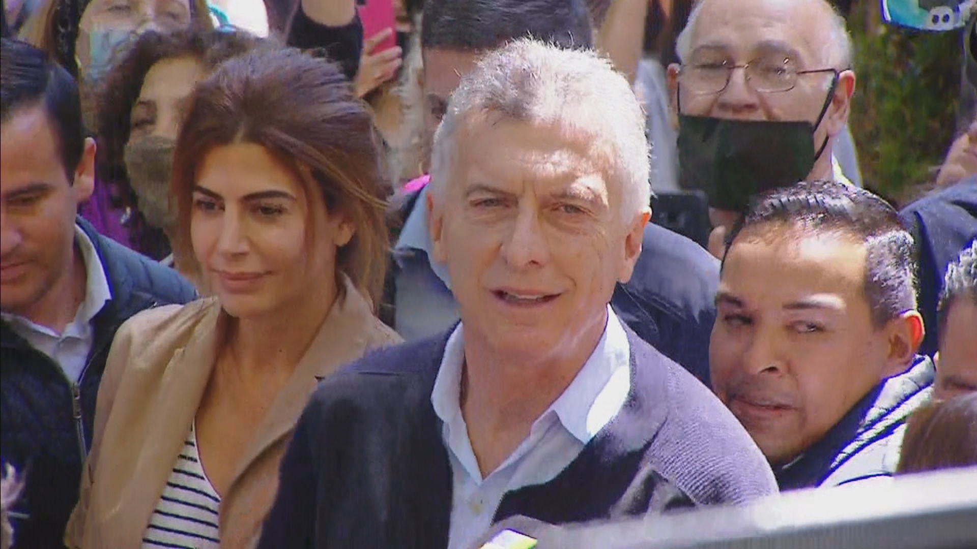 Votó Mauricio Macri y su equipo golpeó a un periodista