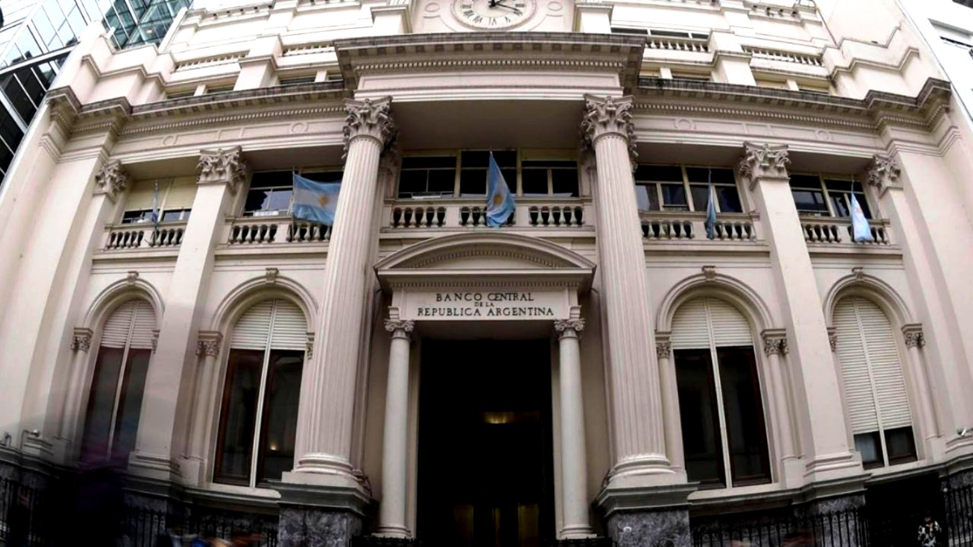 ¿Por qué el Banco Central prohibió el financiamiento de pasajes y compras en el exterior?