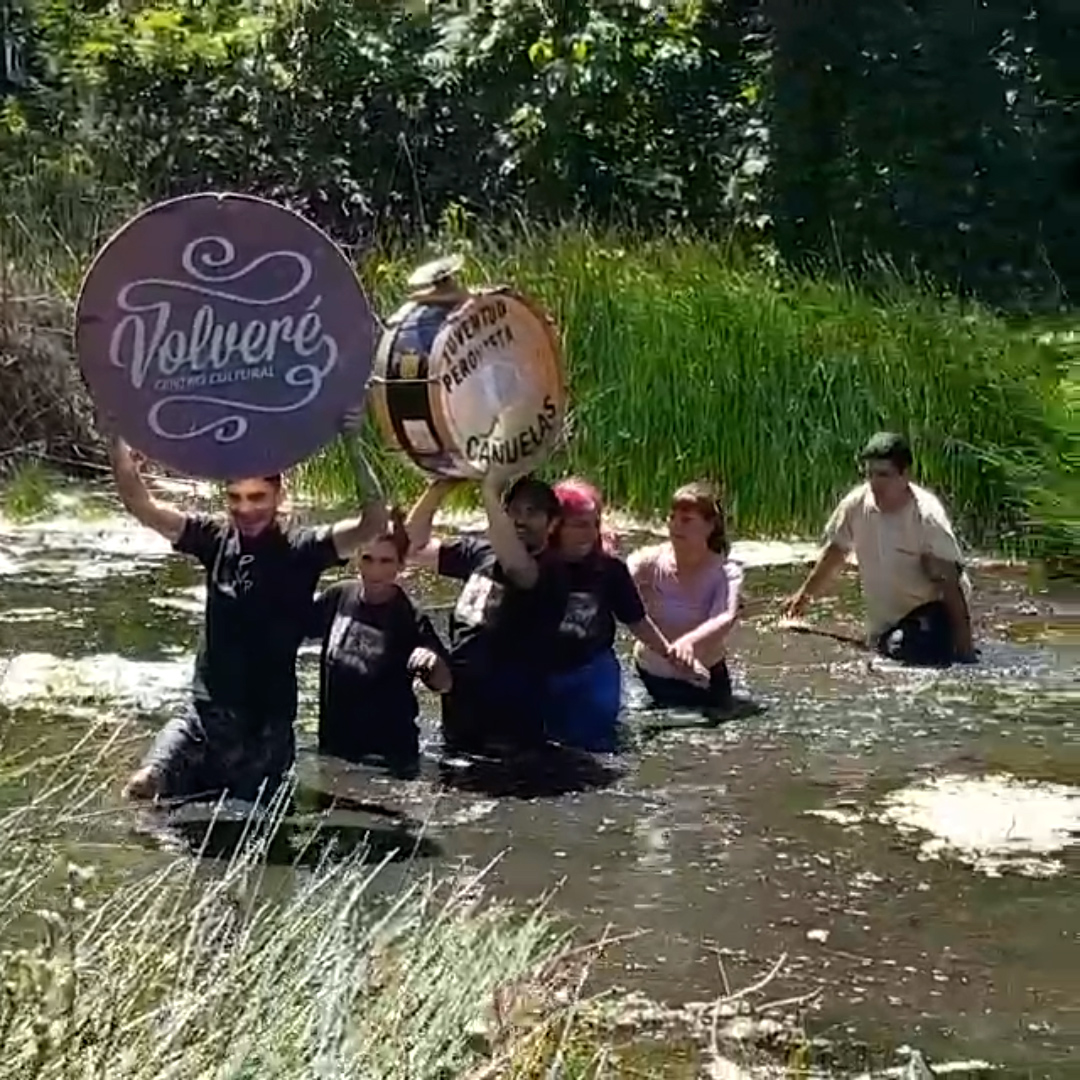 Un grupo de jóvenes cruzó el río Matanza a pie