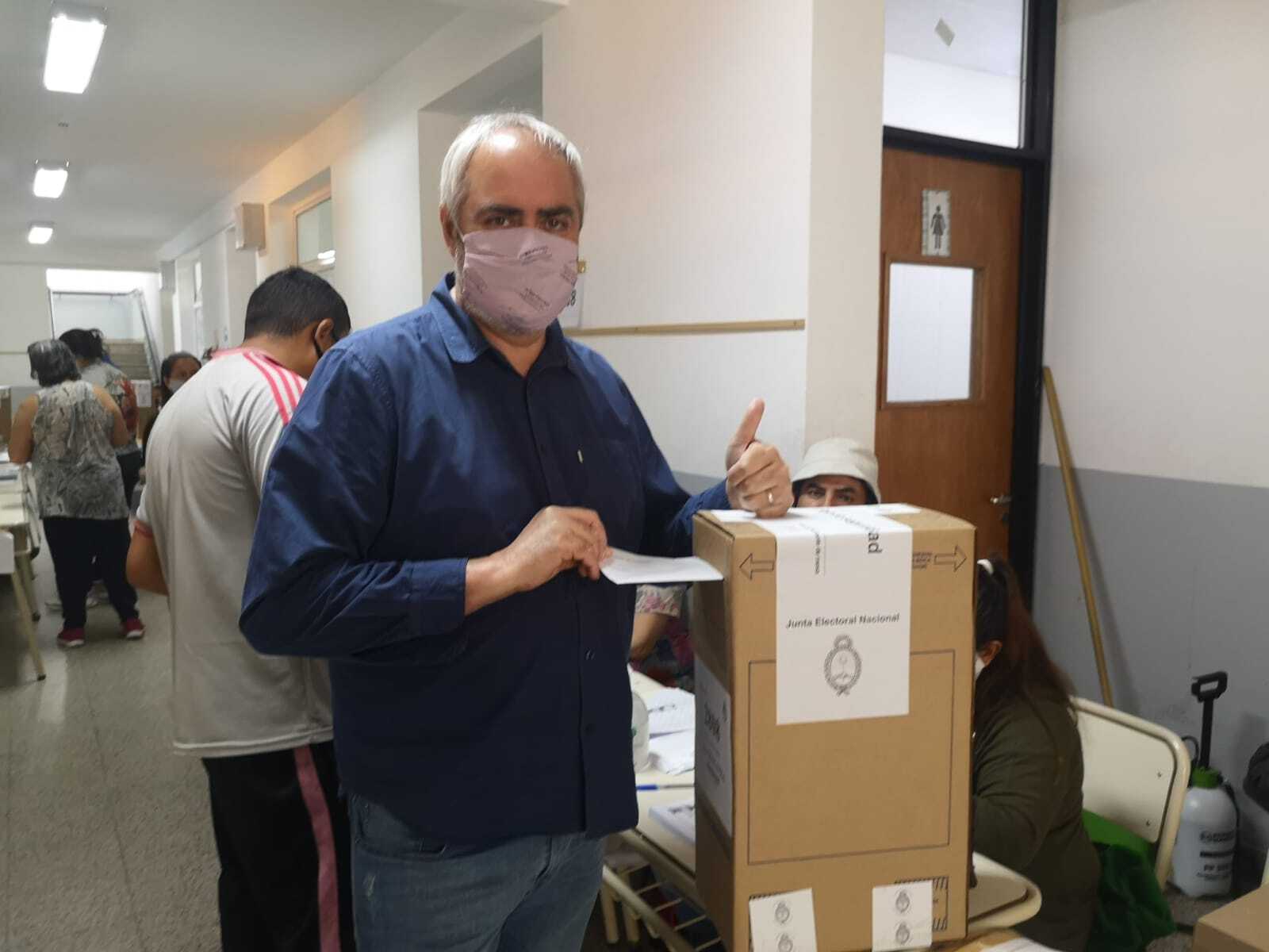 Alejandro Bodart votó en Virrey del Pino y denunció falta de boletas