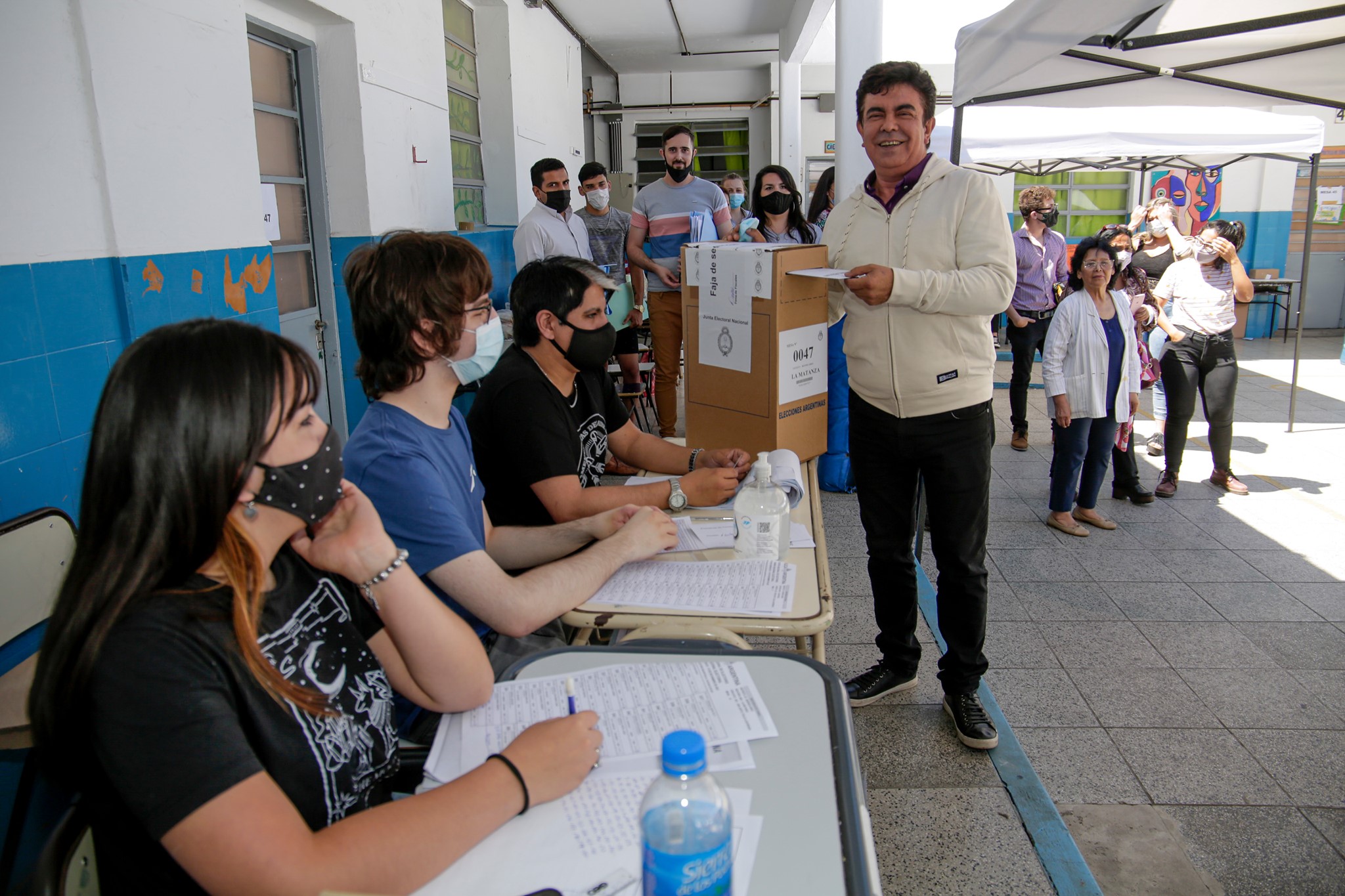 Fernando Espinoza votó y declaró: “cada votación se vive como una fiesta democrática”