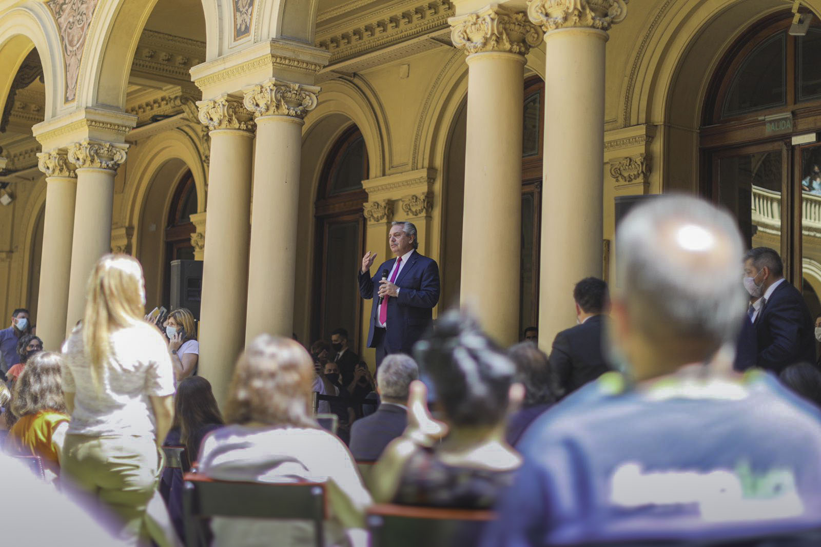 Alberto Fernández saludo