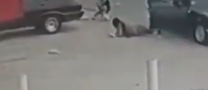 Atroz femicidio en Rafael Castillo (vídeo): baleó, golpeó y remató en plena vía publica