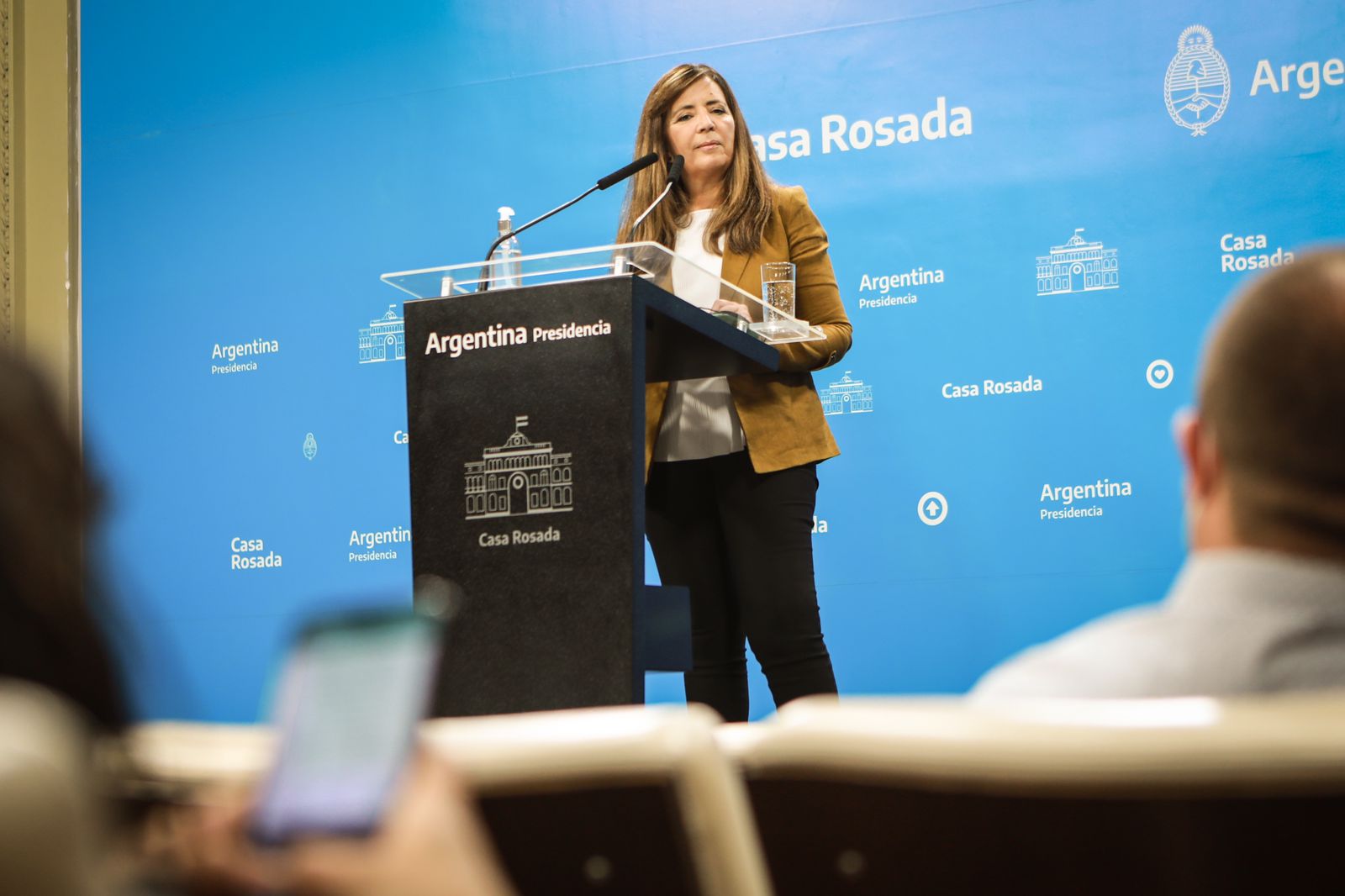 Vacunación: Gabriela Cerruti aseguró que el Gobierno priorizará a niños y jóvenes en edad escolar