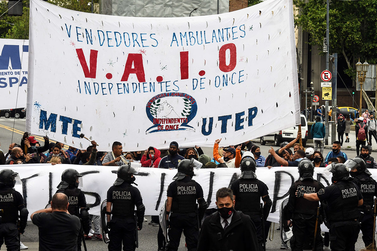 TRABAJAR EN LA CALLE: Vendedores ambulantes pidieron por la regularización de la actividad