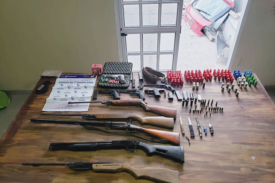 González Catán: un hombre fue detenido por amenazar a su familia y encontraron un arsenal en su casa