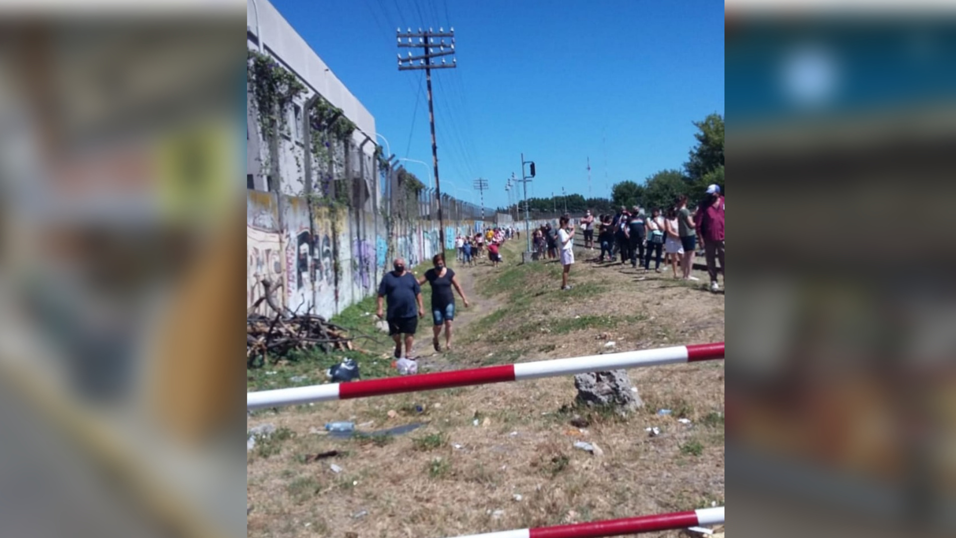 Larga cola para vacunarse en la Universidad de La Matanza
