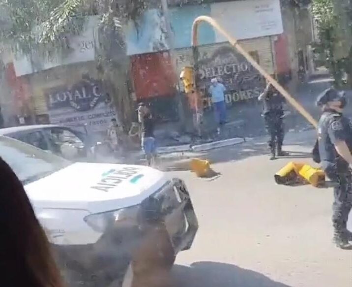 GONZÁLEZ CATÁN: Un auto chocó un semáforo sobre Ruta 21 (Vídeo)