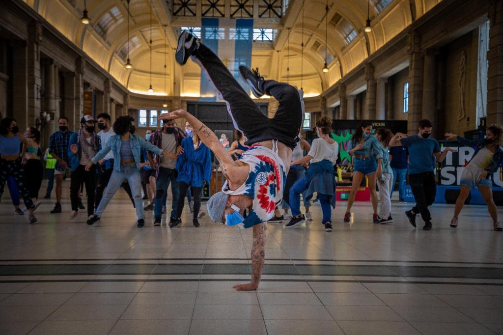 Día Mundial del Agua​: AySA sorprende con un flashmob en la estación de tren