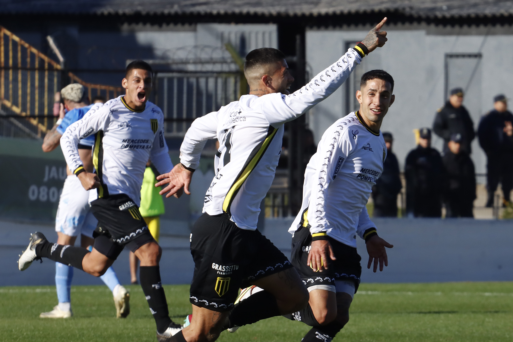 PRIMERA NACIONAL: Almirante Brown y Nueva Chicago juegan un nuevo clásico