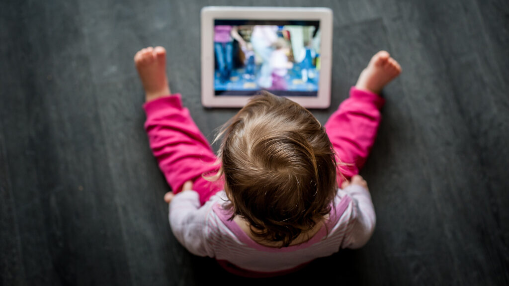 Tecnología en la infancia: ¿Cómo afectan las pantallas a los niños?