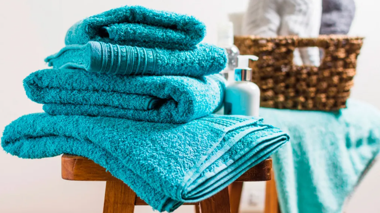 ¿Cómo doblar las toallas y ahorrar espacio? 