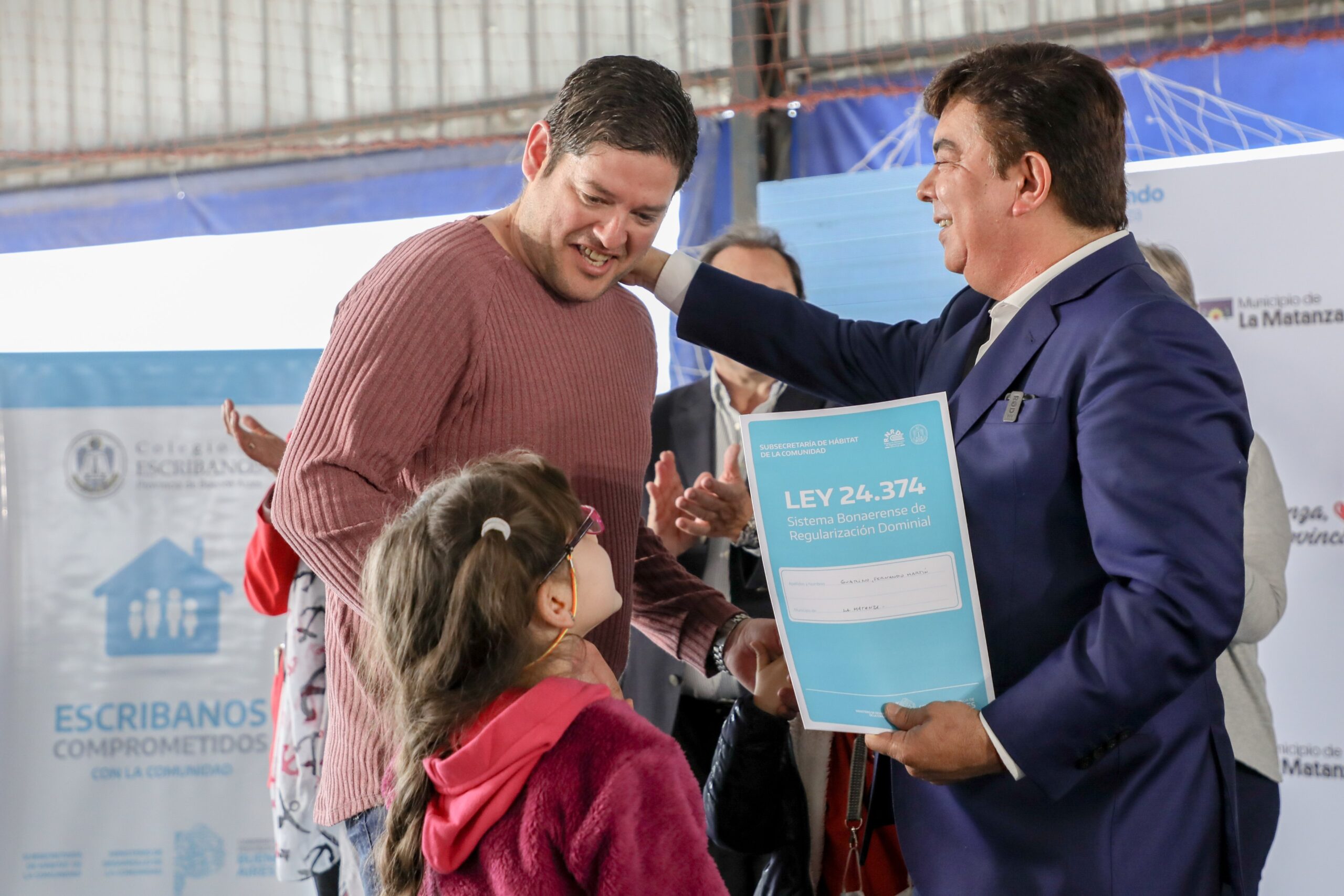 Fernando Espinoza entregó escrituras sociales a vecinos de La Matanza