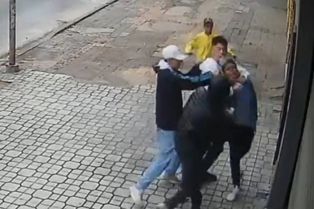 Violento robo piraña en Laferrere: Patota golpea a un hombre hasta dejarlo inconsciente [Video]