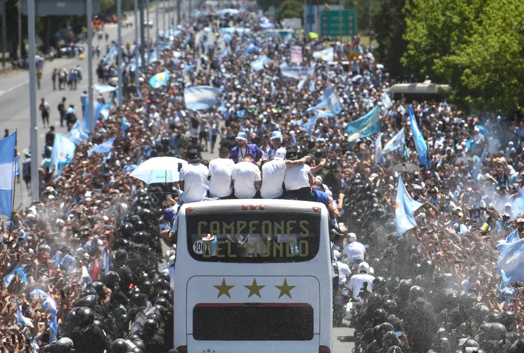 Helicópteros, operativo y algunos incidentes: Lo que dejó la caravana histórica de la Selección Argentina
