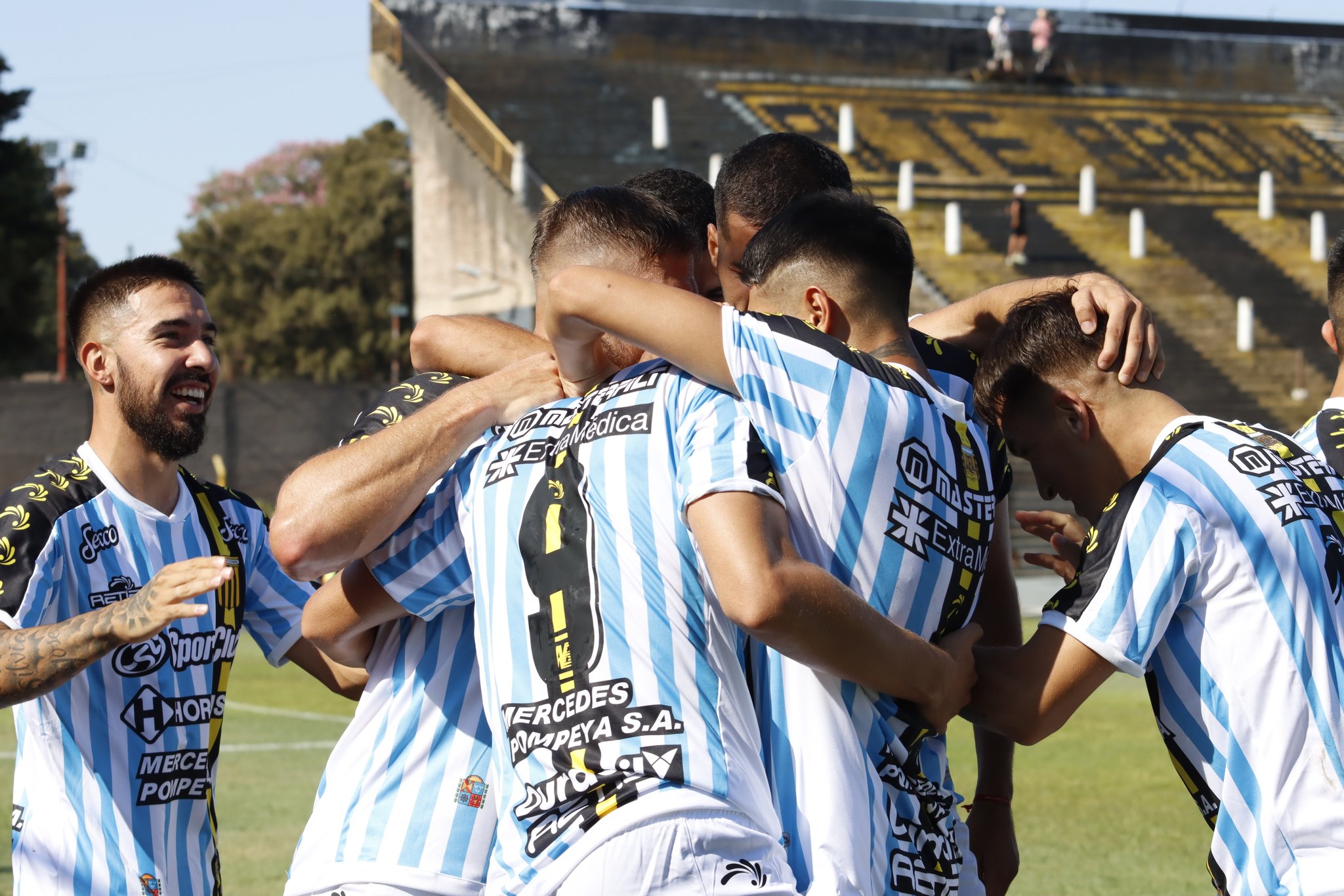Almirante Brown goleó ante Flandria y sigue puntero