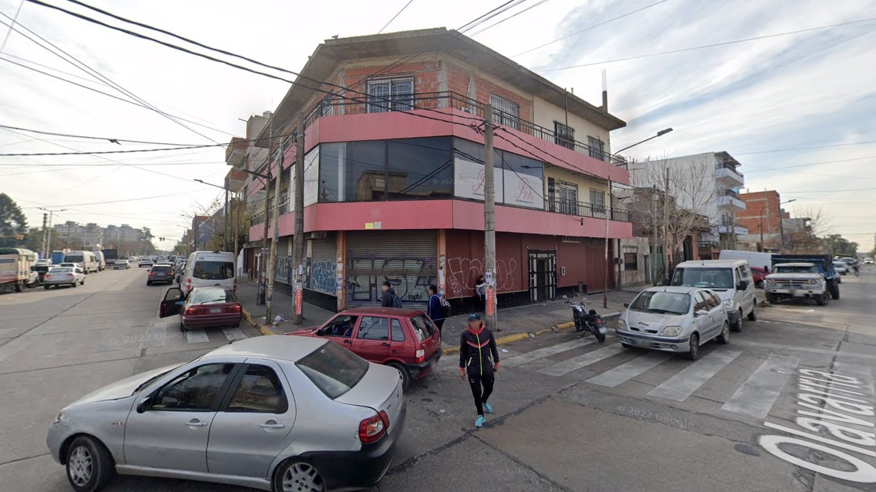 Villa Celina: Hieren de un balazo en el cuello a un hombre mientras manejaba