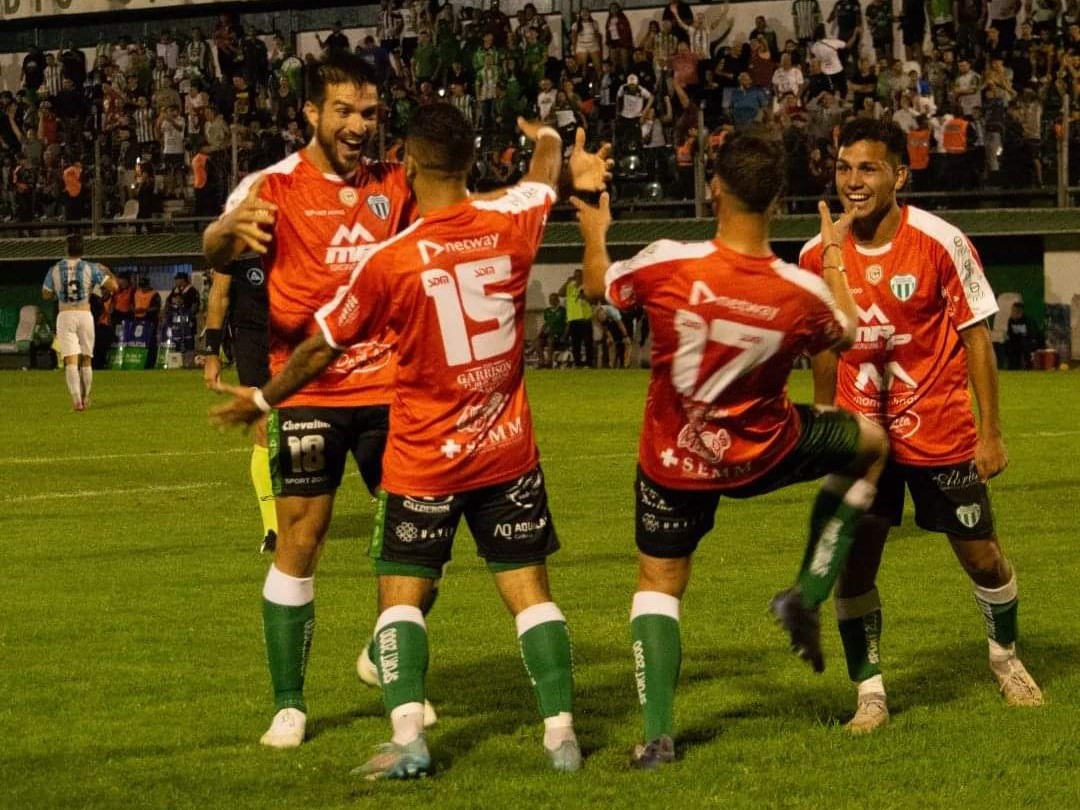 Deportivo Laferrere logró la victoria por 2 a 0 ante el puntero Justo José de Urquiza