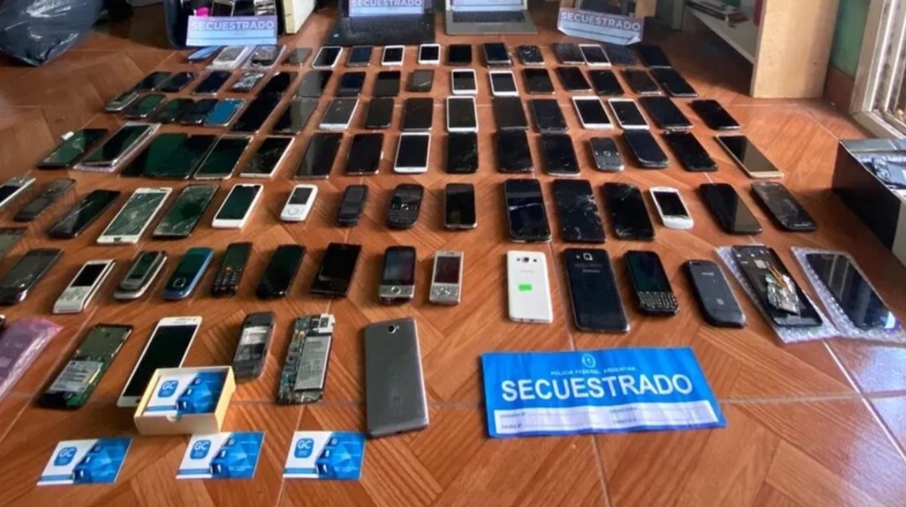 Villa Celina: Secuestran más de cien celulares en un laboratorio que liberaba iPhone robados