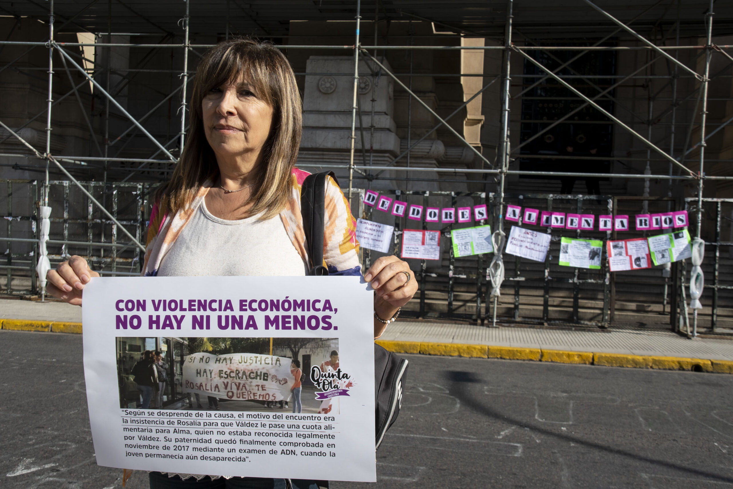 Familias monomarentales realizaron un tendedero de deudores alimentarios frente a tribunales