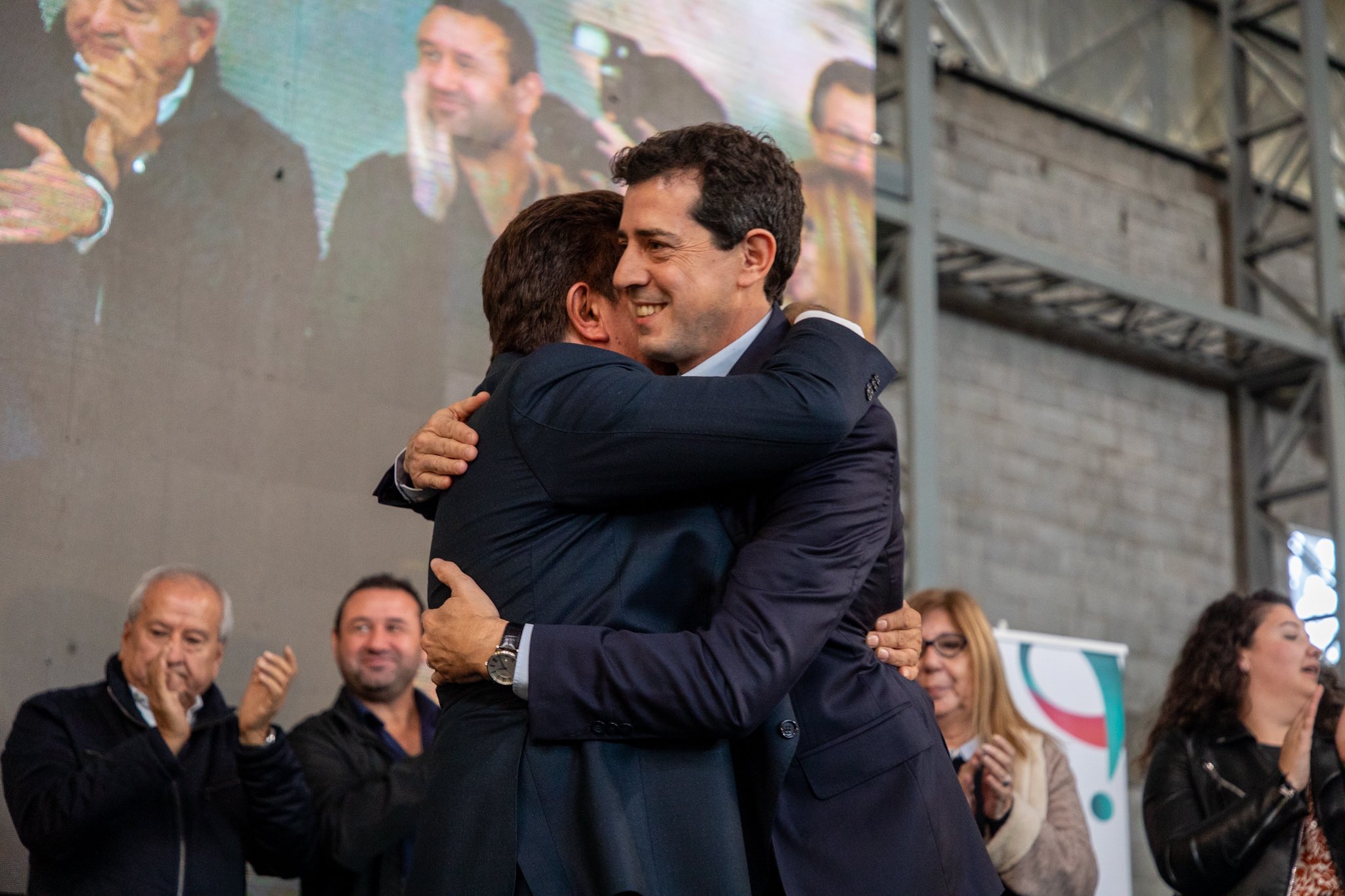 “Wado” y Espinoza, juntos antes del cierre de listas, entregaron tablets en González Catán